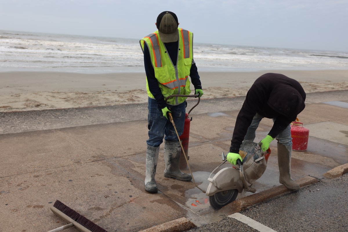 Installation of the next round of Seawall bollard lighting is underway between 39th Street and 45th Street, with an anticipated completion at the end of April. More info: galvestontx.gov/CivicAlerts.as…
