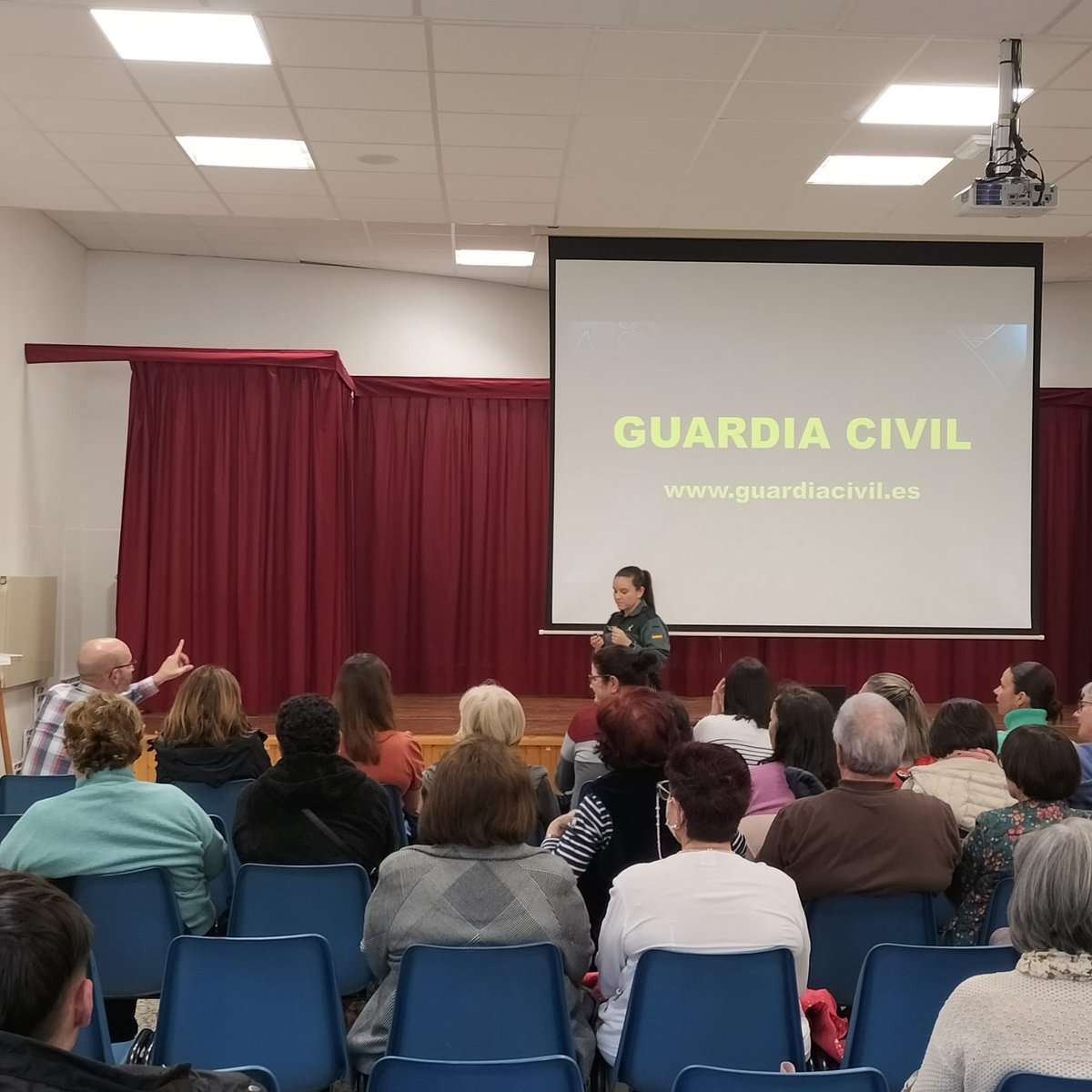 CEPAdeLaredo's tweet photo. Desde el #CEPAdeLaredo queremos agradecer a la @guardiacivil  todas las claves sobre #ciberseguridad que ayer compartió con nuestro alumnado y profesorado, así como la información facilitada  sobre el acceso al cuerpo. https://t.co/esjCCDajpY