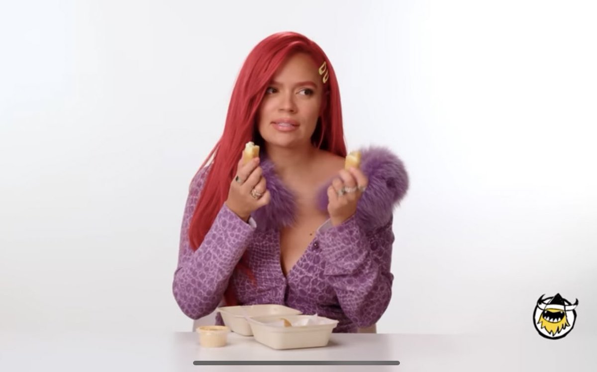 LuisOAlgo's tweet photo. Acabo de ver un video de Karol G comiendo sus snacks favoritos y ella dijo que a donde va tiene que comer su comida colombiana y la niña viene y saca unos tequeños 

Esta si es arrecha. https://t.co/oFFpp5uZjT