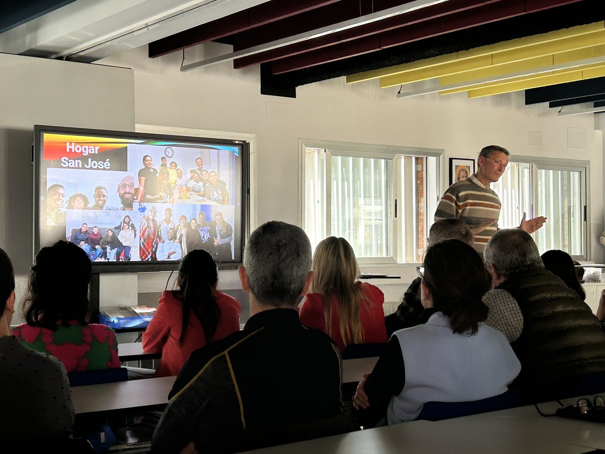 Respondiendo así a la llamada del papa Francisco para socorrer a los inmigrantes, La Salle, con apoyo de voluntarios, ha puesto en marcha al esta valiente iniciativa vinculada al colegio Institución en el madrileño barrio de Aluche.
<a href="/Pontifex_es/">Papa León XIV</a> <a href="/LaSalleInstituc/">Institución La Salle</a>