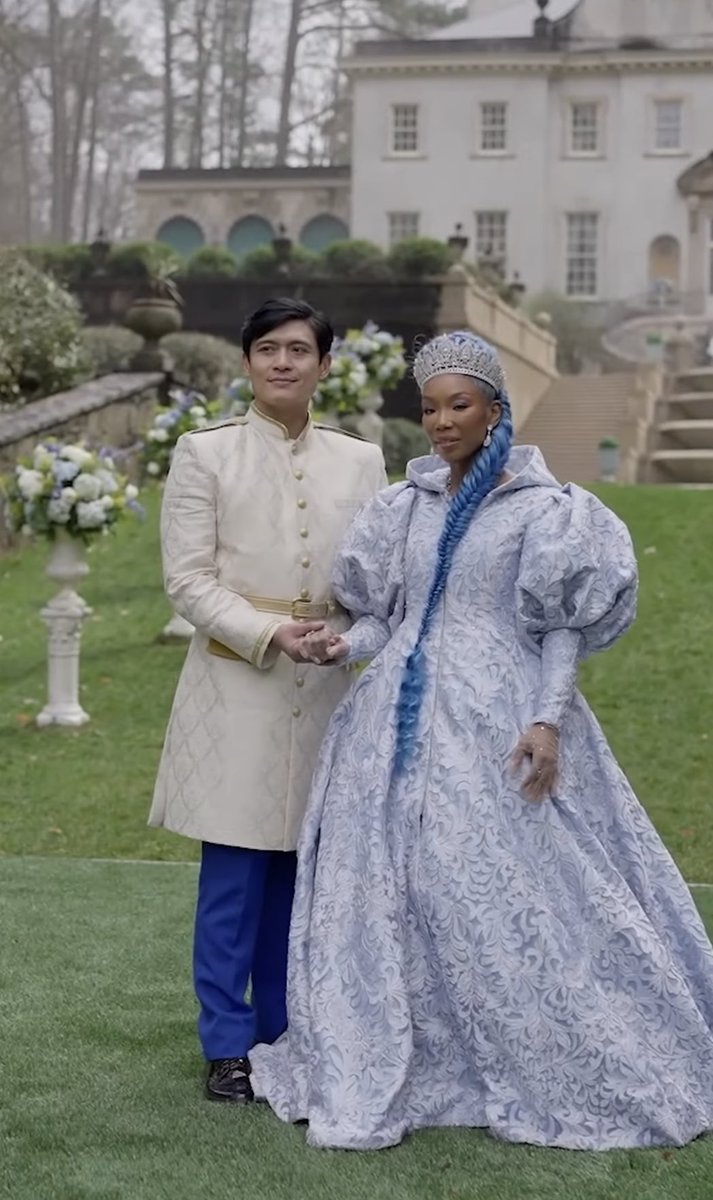 EMERGENCY MEETING!!! 🚨

We’ve got our first look at Paolo Montalban and Brandy reprising their roles as Prince Christopher and Cinderella in Disney’s DESCENDANTS: RISE OF RED’!!!!