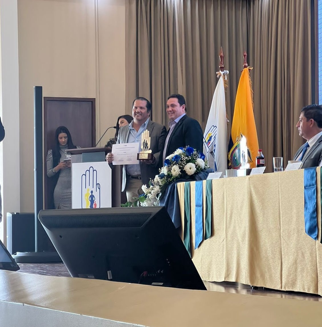 IESS_Manabi's tweet photo. #IESSatuServicio | @vzavalaz16, director provincial (e) del @IESS_Manabi, recibió un reconocimiento “A la mejor provincia en nivel de servicio año 2022”,  un logro alcanzado por el trabajo en equipo que realiza Servicios de Atención al Ciudadano. https://t.co/eh2C6v9vQe