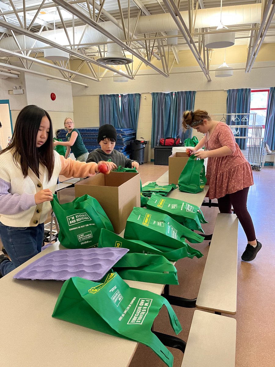 S_marfels's tweet photo. These grade 5 leadership helpers were unstoppable today! Thanks to @PrimaryNg @basinviewdrive for organizing the Big Crunch. Apples were delicious from Noggins Farm @HRCEHealthPromo #nutritionmonth. https://t.co/ODeXmr7zxw