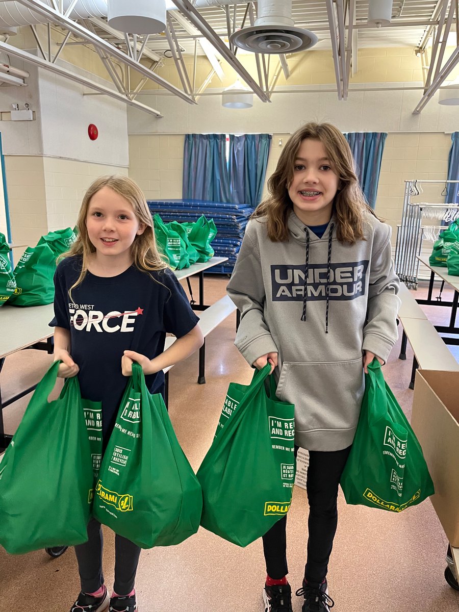 S_marfels's tweet photo. These grade 5 leadership helpers were unstoppable today! Thanks to @PrimaryNg @basinviewdrive for organizing the Big Crunch. Apples were delicious from Noggins Farm @HRCEHealthPromo #nutritionmonth. https://t.co/ODeXmr7zxw