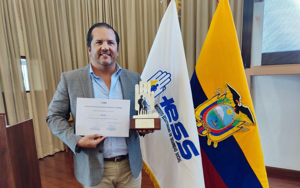 IESS_Manabi's tweet photo. #IESSatuServicio | @vzavalaz16, director provincial (e) del @IESS_Manabi, recibió un reconocimiento “A la mejor provincia en nivel de servicio año 2022”,  un logro alcanzado por el trabajo en equipo que realiza Servicios de Atención al Ciudadano. https://t.co/eh2C6v9vQe