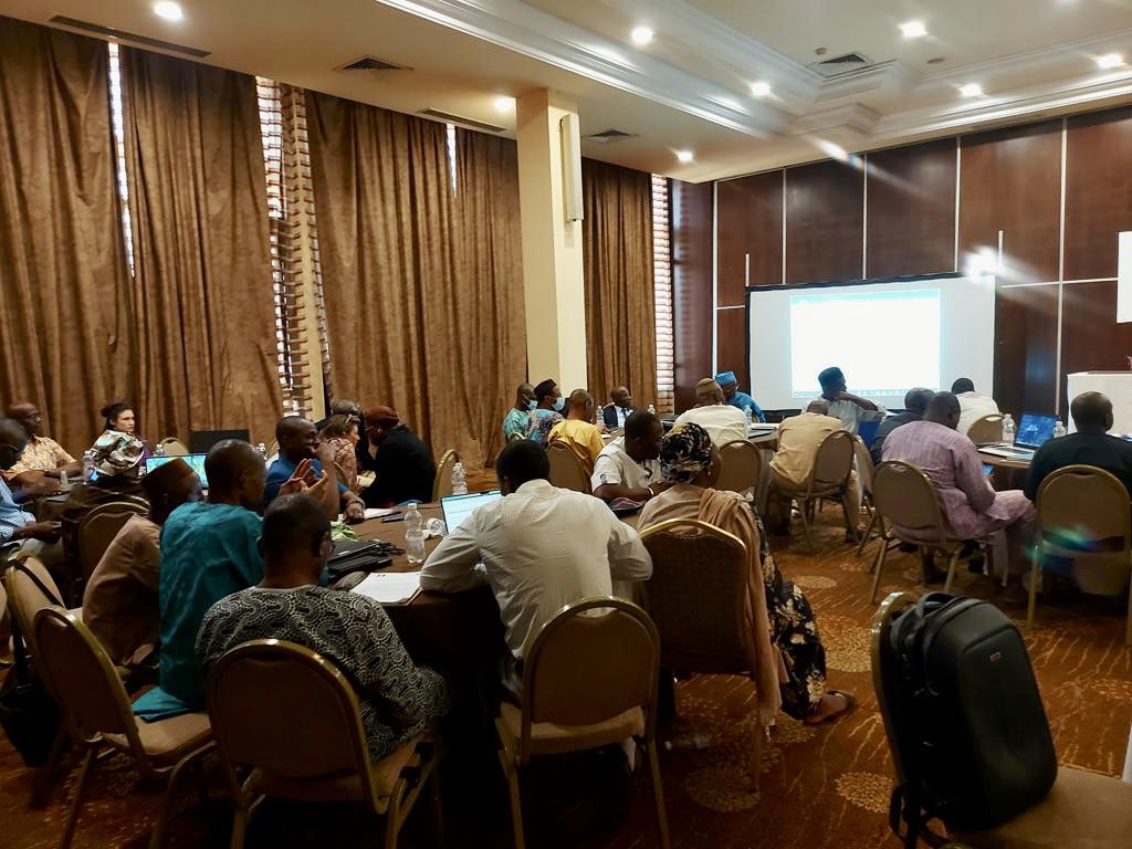 🔔 À l’issue d’une plénière riche en débats au cours de l’atelier de formation des cadres du Ministère de l’Éducation Nationale du Mali, nous avons offert à certains participants des ouvrages dédiés à la thématique du #curriculum.