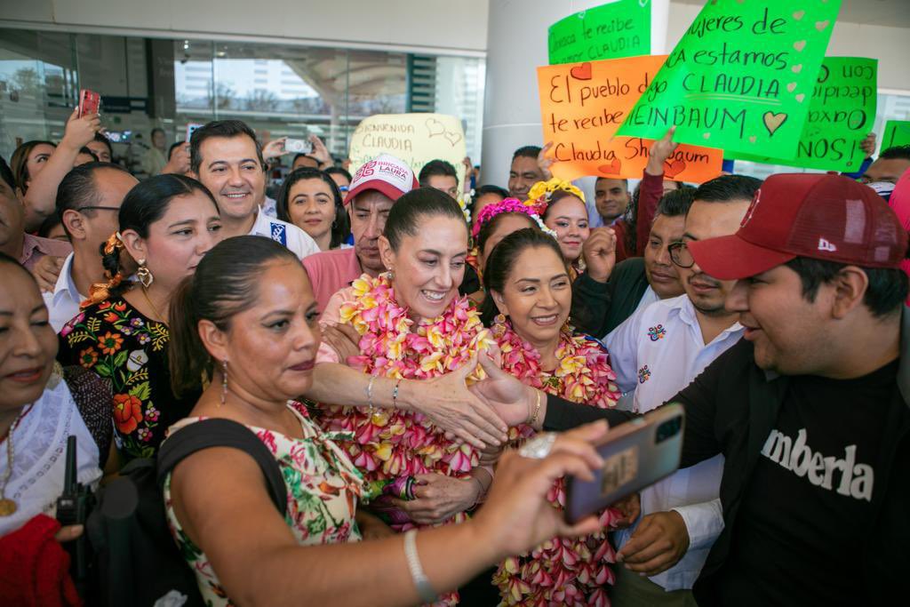 Claudiashein's tweet photo. Gracias por el recibimiento a la gente hermosa de Oaxaca, especialmente a @Irma_BolanosOax, presidenta del DIF en este estado, y @LUISALFONSOSR presidente de la JUCOPO del Congreso local. 

Estamos en Oaxaca para asistir a la reunión extraordinaria de la CONAGO. https://t.co/ZhKbyHao0U