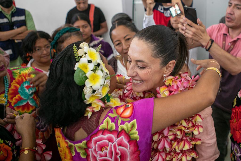 Claudiashein's tweet photo. Gracias por el recibimiento a la gente hermosa de Oaxaca, especialmente a @Irma_BolanosOax, presidenta del DIF en este estado, y @LUISALFONSOSR presidente de la JUCOPO del Congreso local. 

Estamos en Oaxaca para asistir a la reunión extraordinaria de la CONAGO. https://t.co/ZhKbyHao0U