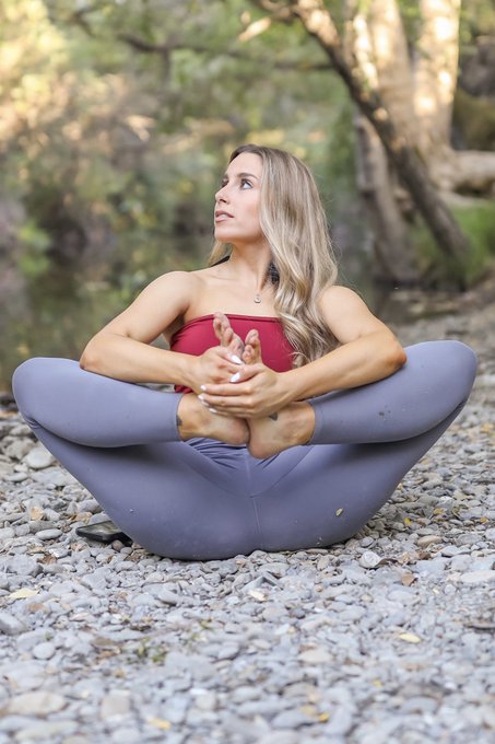 What’s your favorite color of yoga pants :)? https://t.co/6qDlGyGhCz
