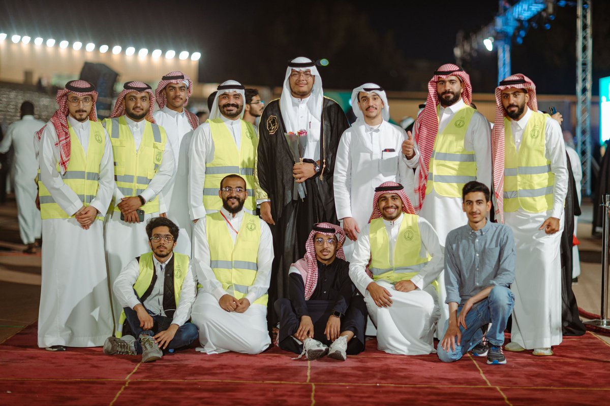 vckfupm's tweet photo. كل عام وأنتم بخير بمناسبة حلول شهر رمضان المبارك🌹

لقطتان بعد الإنتهاء من تنظيم حفل التخرج مع بعض أعضاء النادي المتخرجين 🎓

#kfupm https://t.co/JynzAeAbjr