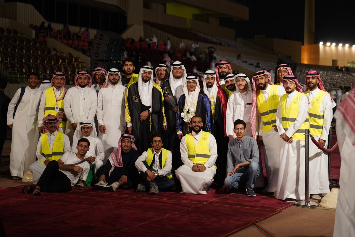 vckfupm's tweet photo. كل عام وأنتم بخير بمناسبة حلول شهر رمضان المبارك🌹

لقطتان بعد الإنتهاء من تنظيم حفل التخرج مع بعض أعضاء النادي المتخرجين 🎓

#kfupm https://t.co/JynzAeAbjr