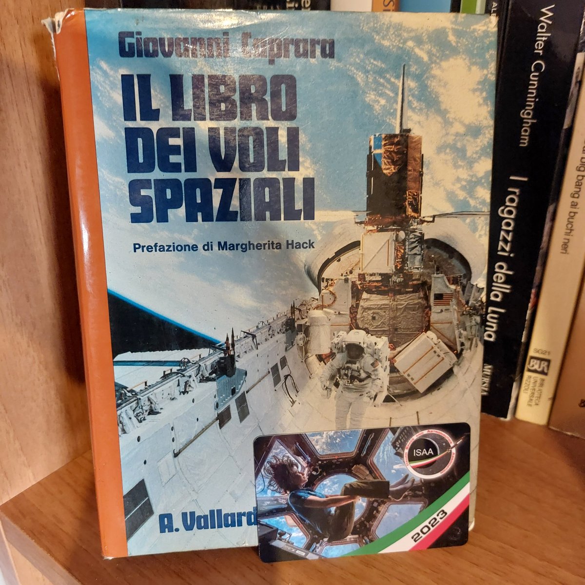 #TesserISAA 2023 assieme al libro che fu, per me, 'galeotto' 😁
@AstronautiCAST @giovannicaprara