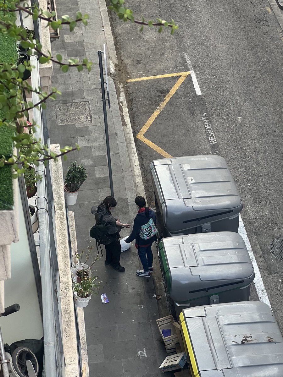 SrBarcelona_'s tweet photo. RT @EvaMLlorens: RT @Barcelonaesque1: 17.30h #raval c/les flors mai havia vist ningú puntxant-se al neu carrer. La sala #baluart no funciona i ho sabeu. Gent a la porta del Tantarantana, nanos tornant de les escoles, plena llum del dia, i tot es normalit… https://t.co/2UJeEPIKoB