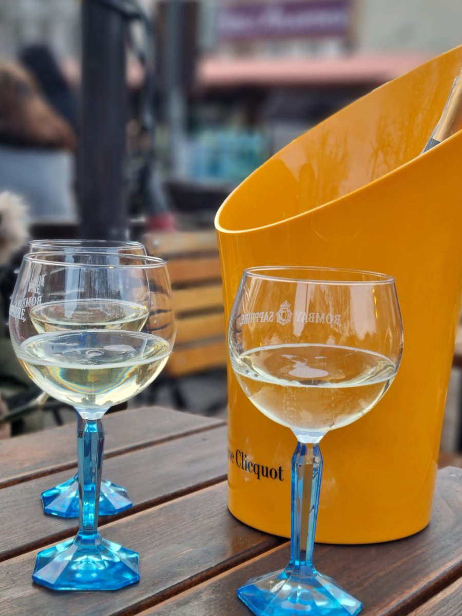 JIMA17833997's tweet photo. Aujourd'hui nous fêtons le premier anniversaire d'une idée, d'un enjeu, d'un mode de 
vie ! #auservicedelascience #JIMAwednesday #homohominilupus 🎉 | Merci à @VeuveClicquot pour votre soutien. Et à nos abonné.e.s : venez nous rejoindre ! https://t.co/Juaaf1UnPV