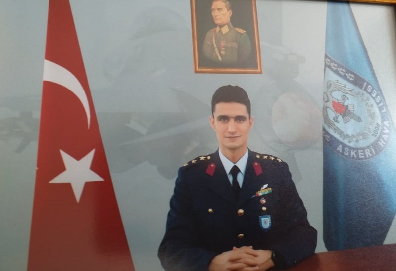 KHK’lı Kurmay Binbaşı Mehmet Gürler yaklaşık 6 yıldır cezaevinde. 
Bu süreçte MS teşhisi konulan Gürler, konuşma ve yürümede zorluk çekmesine rağmen muayenesi geciktiği için hastalığı hızla kötüleşti. <a href="/melisalphan/">melis alphan ♀</a>

Adaleti MumlaArıyoruz 
Ramazan