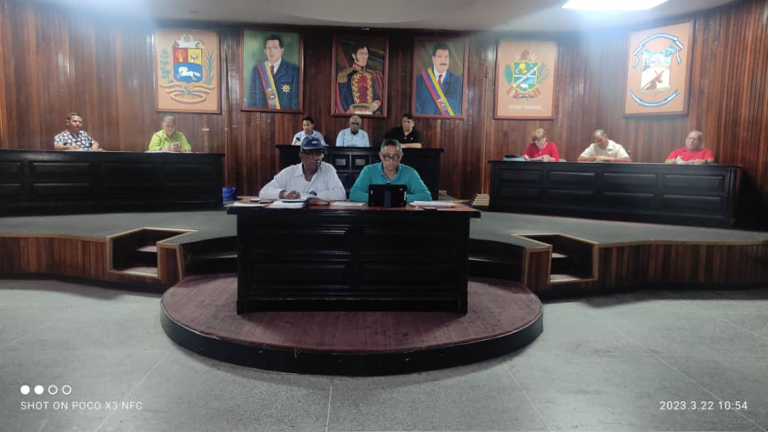 CaripitoConcejo's tweet photo. Realizada sesión ordinaria del @CaripitoConcejo contando con la presencia del ciudadano alcalde en la que hizo entrega del informe de gestión que será revisado por una comisión de este cuerpo colegiado. Esperando por su presentación ante el pueblo de Caripito. @ErnestoLunaPsuv https://t.co/xhPheWFwq1