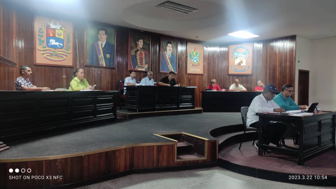 CaripitoConcejo's tweet photo. Realizada sesión ordinaria del @CaripitoConcejo contando con la presencia del ciudadano alcalde en la que hizo entrega del informe de gestión que será revisado por una comisión de este cuerpo colegiado. Esperando por su presentación ante el pueblo de Caripito. @ErnestoLunaPsuv https://t.co/xhPheWFwq1