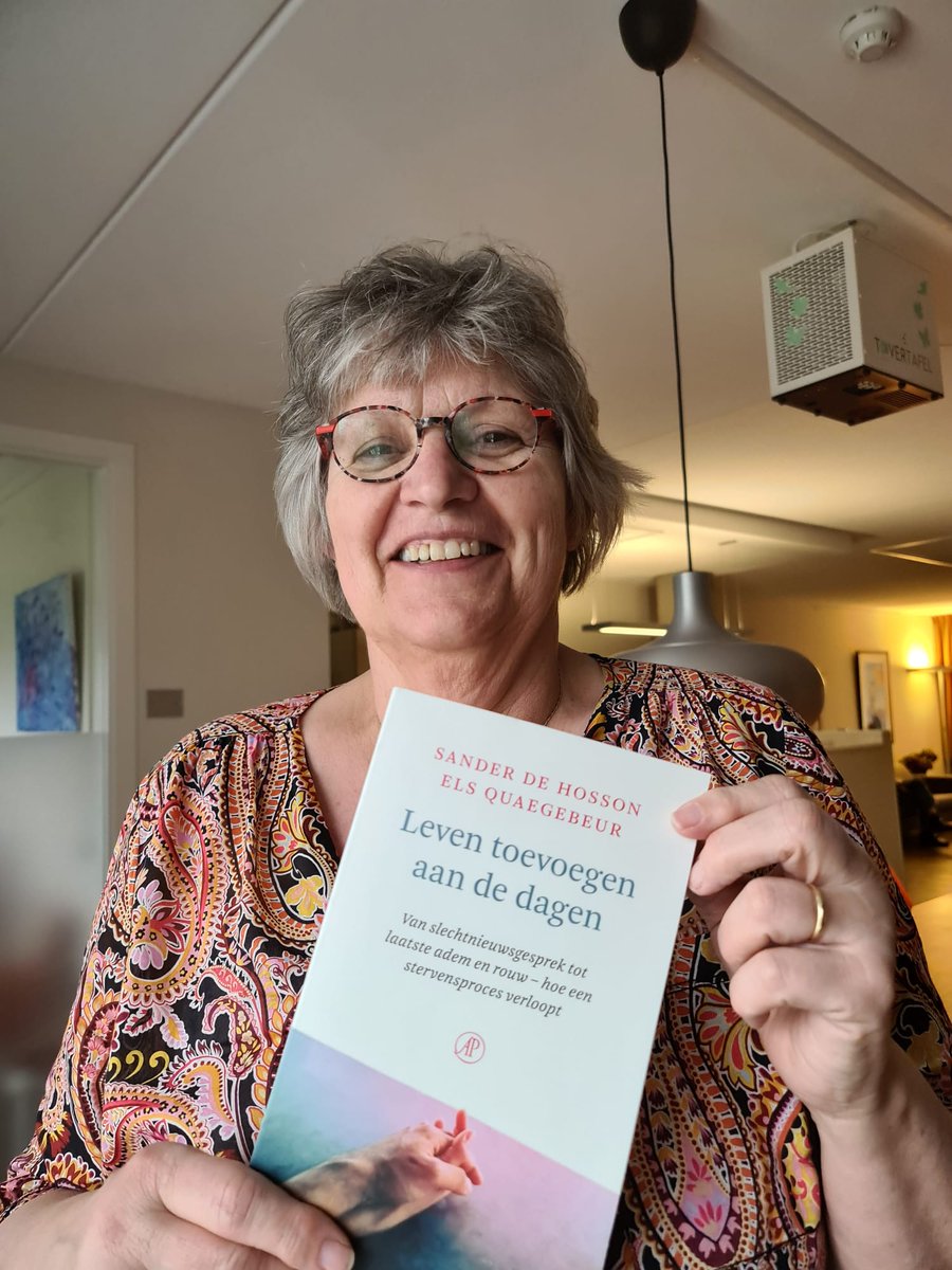 Vandaag mocht Maaike, verpleegkundige #Hospice Balade @StichtingPrisma , het boek "Leven toevoegen aan dagen"  <a href="/shossontwits/">Sander de Hosson</a>  in ontvangst nemen.   #dialoog #erbijhoren #dilemmas #openhartig #dankjewel Mogelijk gemaakt door het Fonds ‘Astrid maakt mogelijk’.