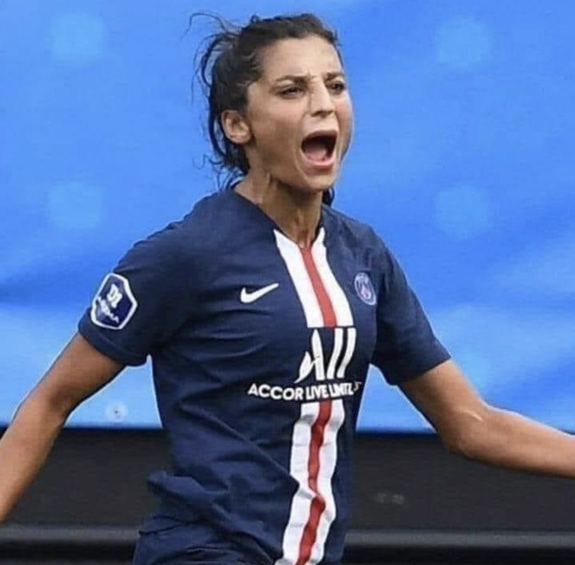 Ella es Nadia Nadim. Nació en Afganistán. Su padre fue asesinado por los talibanes cuando ella tenía 11 años. Ella y su familia huyeron a Dinamarca en la parte trasera de un camión.
Nadia ha marcado 200 goles con la selección danesa de fútbol femenino, a la que ha representado en