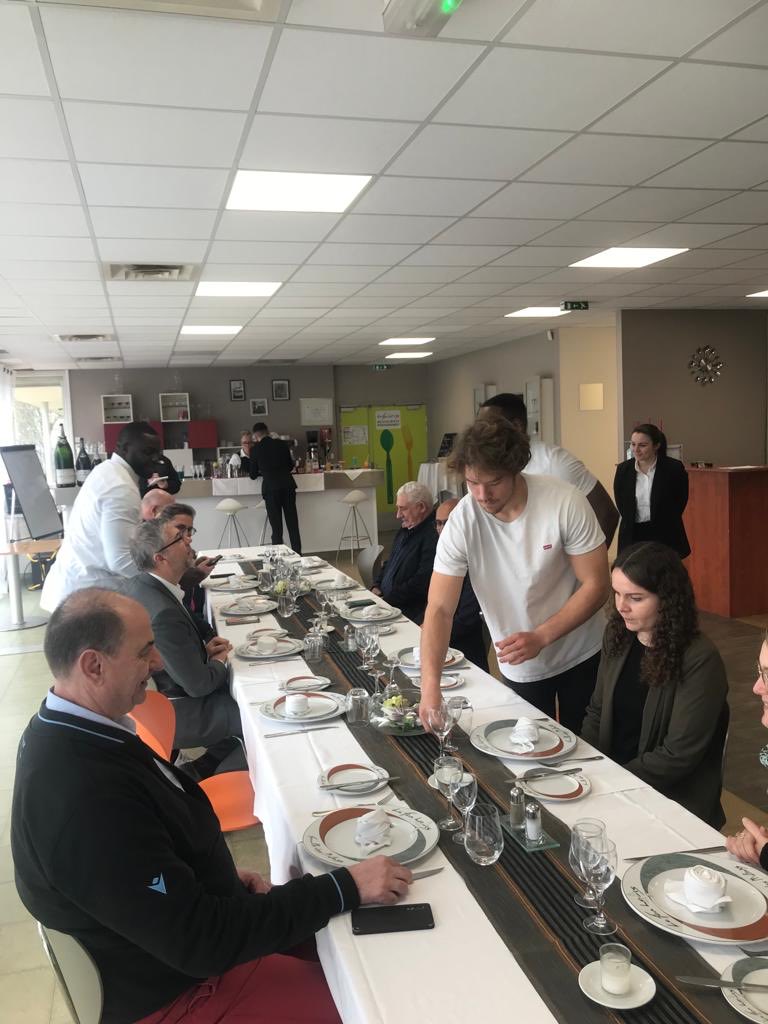 BMALECAMP's tweet photo. Nos rugbymen du ⁦@RCME91⁩ sont de retour à la ⁦@FacDesMetiers91⁩ pour une journée découverte des métiers de la restauration option service en salle.
Merci pour l’accueil et la tenue de nos sportifs apprentis d’un jour ! https://t.co/fsmgYuuEFq