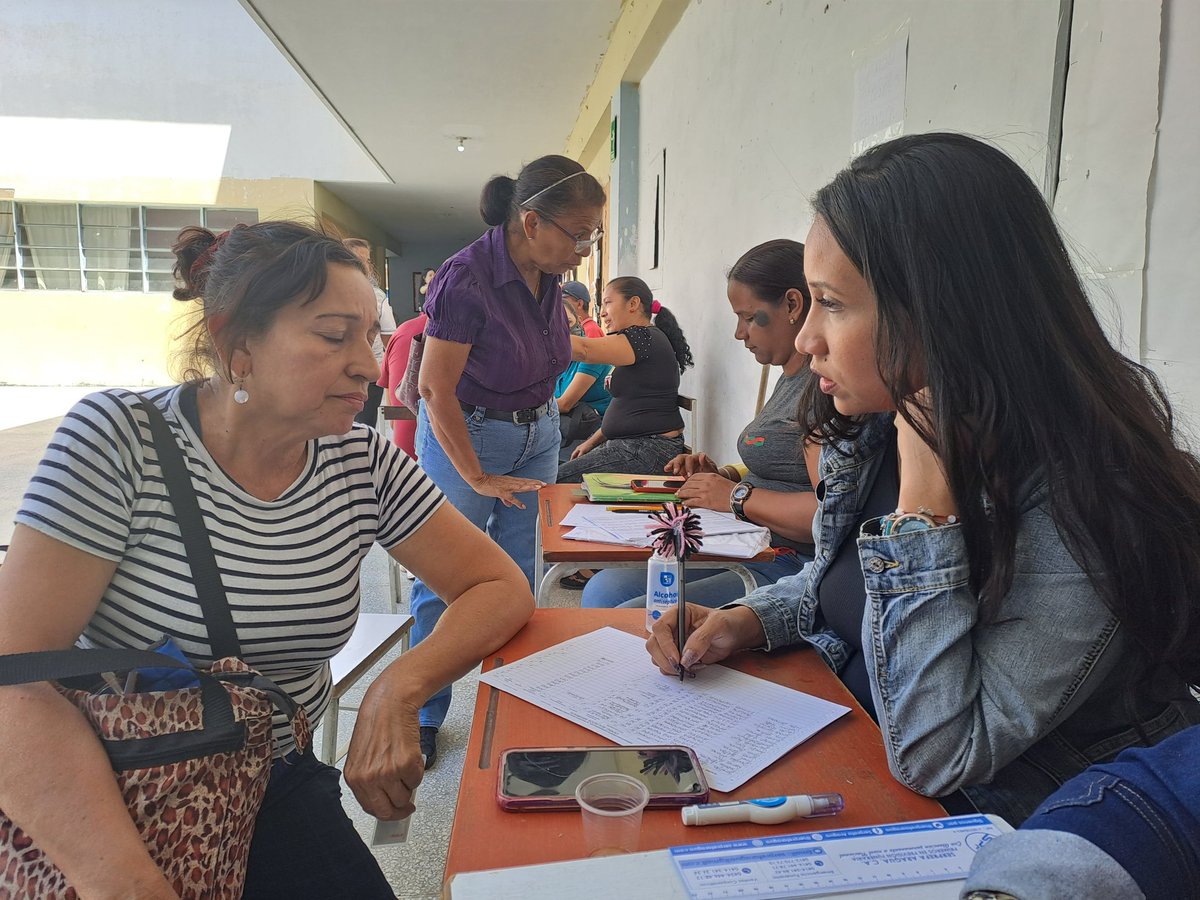leoalvacabrera's tweet photo. #22Mar 
Hoy en los 18 Municipio del Edo. Aragua los maestros y maestras están de fiesta electoral realizándose el proceso de elecciones del sindicato de maestro Hugo Chavez.
#TrabajoYCompromiso 
@_LaAvanzadora
@MPPEDUCACION @Soykarinacarpio @ZE_Aragua https://t.co/rCDzkyByTI