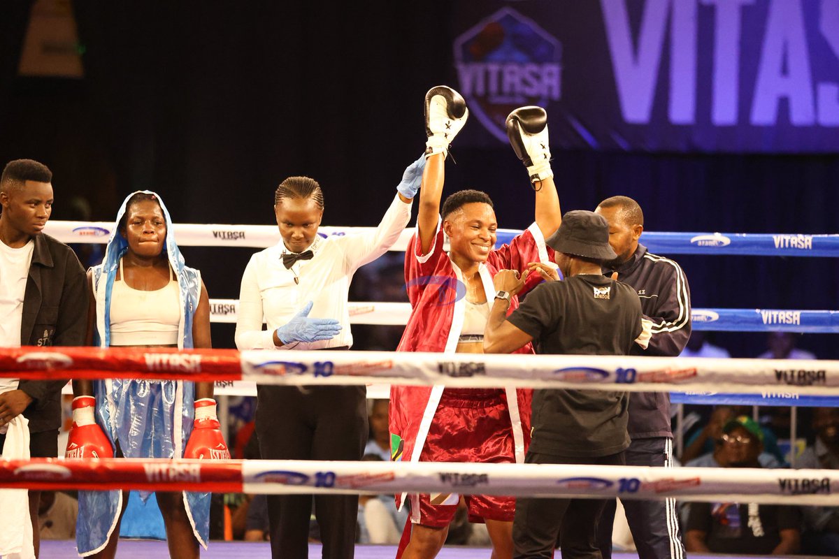 azamtvtz's tweet photo. QUEEN OF BOXING: Najma Isike amemkalisha Happy Daudi kwa pointi kwenye pambano la nne usiku huu.
Tuko LIVE #AzamSports3HD
#VitasaNight #UsikuWaVitasa #QueenOfBoxing #WomenCrushWednesday #StumaiMukiVsChimwemweBanda #UbungoPlaza https://t.co/VbFK7FZKEb