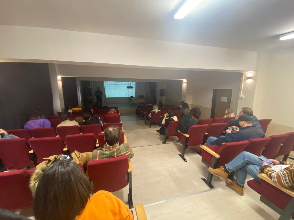 eTwinning_ist's tweet photo. İl Koordinatörümüz Serdar TUNA tarafından Kâğıthane ilçesi öğretmenlerine yönelik eTwinning'in Yeni Platformu ESEP'in Tanıtımı gerçekleştirildi. Katılım sağlayan öğretmenlerimize teşekkür ederiz. @tretwinning @istanbulilmem @ErsahinMustafa @ist_arge @kagithane_mem https://t.co/rhO0UXMyIq