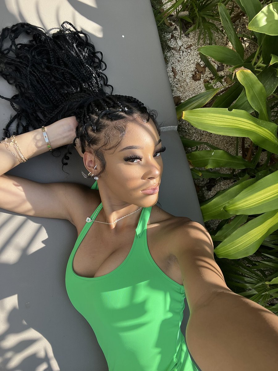 gottalovegracee's tweet photo. In luv with the green 💚 https://t.co/grgrLCd9hb
