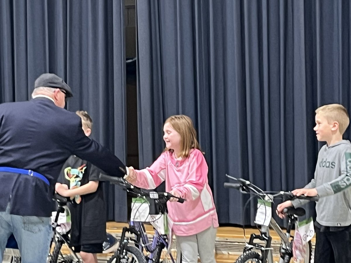 DieckSCCS's tweet photo. Big thank you to our Swartz Creek Free &amp; Accepted Masons for their generous donations of bikes for our Bikes for Books contest! We are so grateful to have such a giving organization support our community! #DieckStrong where all students can #Learn and #Grow https://t.co/x5qHa21w4x