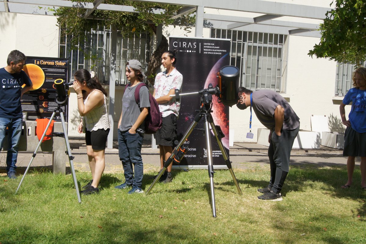 FisicaUsach's tweet photo. Hoy junto a @Ciencia_Usach @astroCIRAS y #YEMS realizamos una nueva jornada de celebración por el Día de la Astronomía, esta vez fue en el patio de nuestro Departamento. 🔭🔭
¡¡Esperamos que hayan disfrutado esta actividad tanto como nosotros!!
Aquí les dejamos unas fotos.🤩 https://t.co/m5AS0sFvSJ