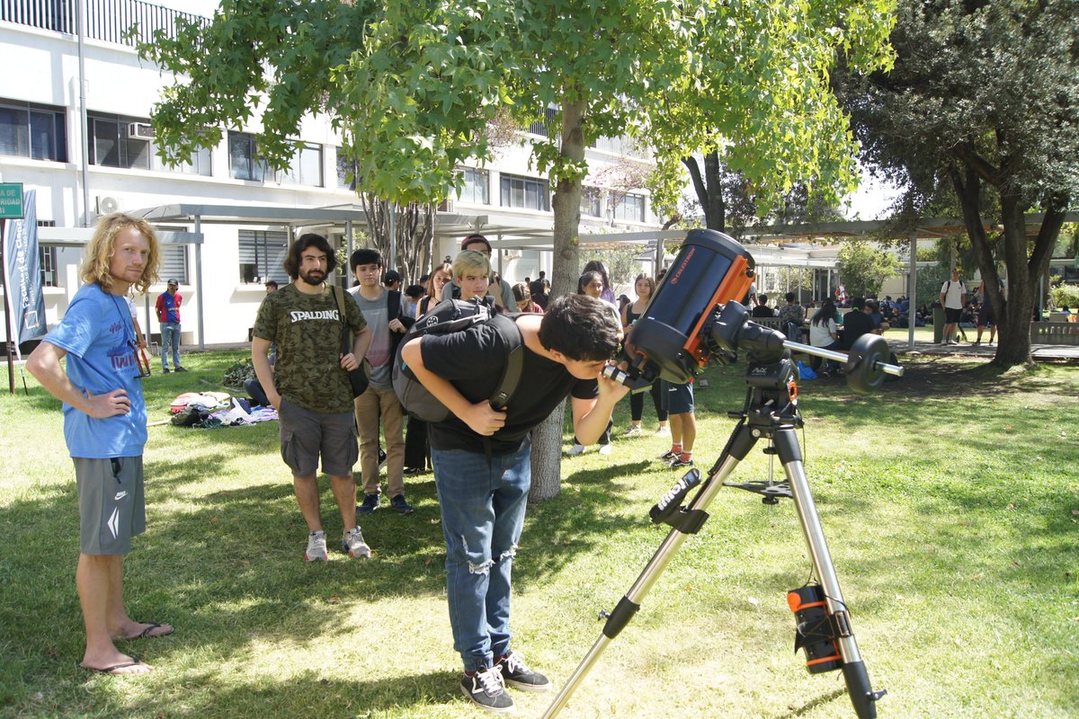 FisicaUsach's tweet photo. Hoy junto a @Ciencia_Usach @astroCIRAS y #YEMS realizamos una nueva jornada de celebración por el Día de la Astronomía, esta vez fue en el patio de nuestro Departamento. 🔭🔭
¡¡Esperamos que hayan disfrutado esta actividad tanto como nosotros!!
Aquí les dejamos unas fotos.🤩 https://t.co/m5AS0sFvSJ