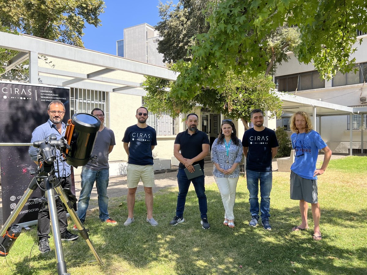 FisicaUsach's tweet photo. Hoy junto a @Ciencia_Usach @astroCIRAS y #YEMS realizamos una nueva jornada de celebración por el Día de la Astronomía, esta vez fue en el patio de nuestro Departamento. 🔭🔭
¡¡Esperamos que hayan disfrutado esta actividad tanto como nosotros!!
Aquí les dejamos unas fotos.🤩 https://t.co/m5AS0sFvSJ