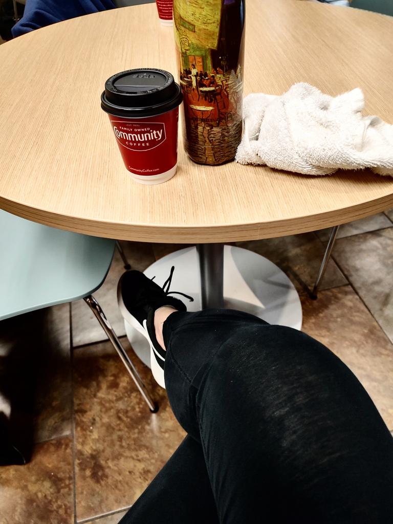 ColleenEckmark's tweet image. O M G ! These legs are werk'd! Don't even ask me about my biceps, triceps, deltoids and every other muscle in my upper half of my torso! #BellevueYMCA #DontAsk  #WalkingCorpse