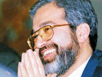 kargozaran's tweet photo. دو دهه پس از درگذشت #محسن_نوربخش میراث وی همچنان قابل توجه و الهام‌بخش است. نقش بی‌بدیل دکتر نوربخش در #اصلاحات_اقتصادی در کنار حضور موثر در تاسیس #حزب_کارگزاران_سازندگی_ایران نشانی است از توجه هم‌زمان او به توسعه اقتصادی و نهادسازی و سیاست‌ورزی جهت حفظ و گسترش دستاوردهای توسعه. https://t.co/VfF3Cl26ue