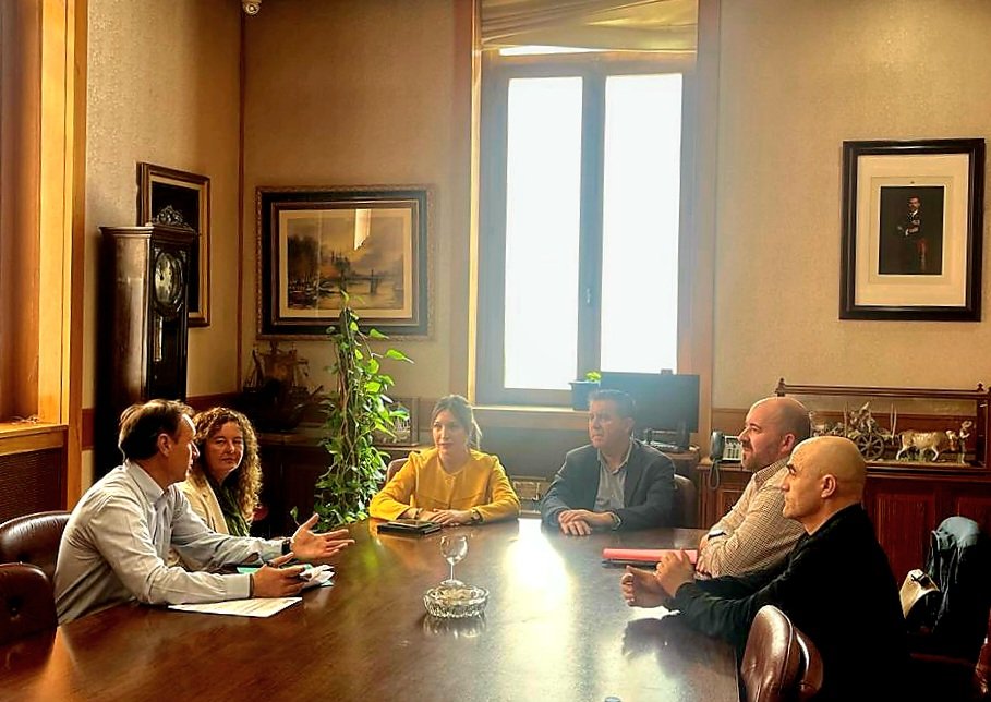 dipualba's tweet photo. 🏞 En el Día de los #Acuíferos, 👉🏻@santicenizate y @ampartorres se han reunido con representantes de la Asoc. Reserva de la Biosfera Valle de #Cabriel, sumando esfuerzos para contribuir a la conservación y puesta en valor de este recurso natural 🤩🔝.

🌐https://t.co/0XUj9tp0jm https://t.co/oi6GASQ7ft