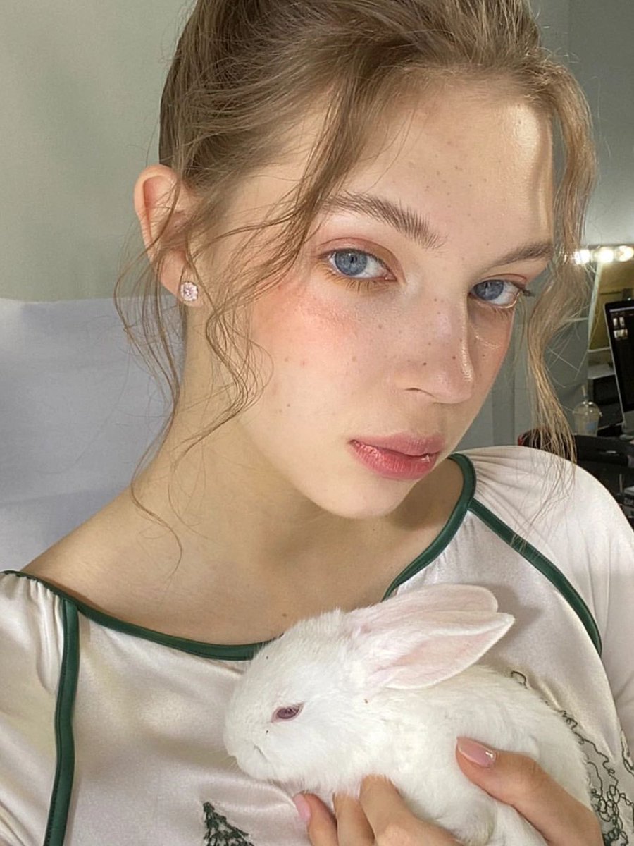 AstraMeredith's tweet photo. Can you run past the rabbit? https://t.co/DH1tlxPoX9