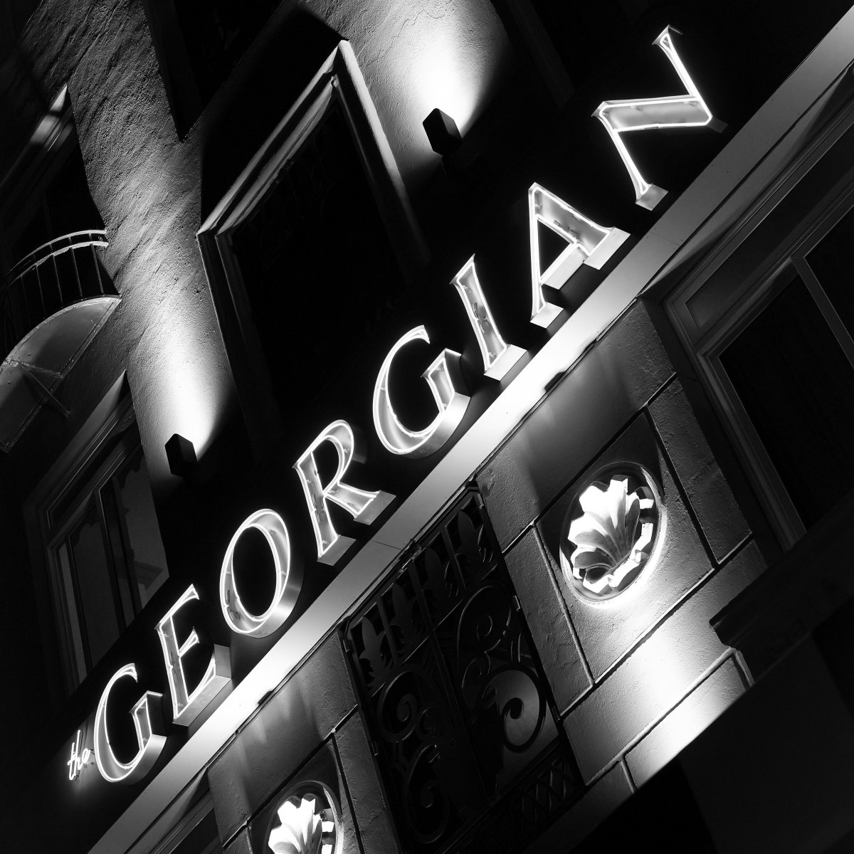 GeorgianHotelSM's tweet photo. Carpe Noctem
#seizethenight #gentlemen #ladies #ournights #thegeorgian https://t.co/4Z1Fzb7kQI