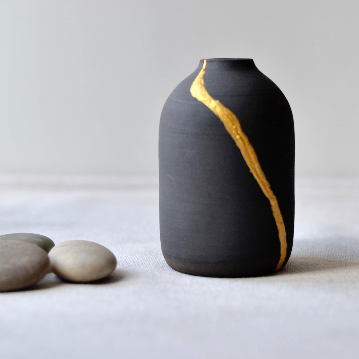 MaiaMing's tweet photo. Some of the vases broken in a lot of places, but my favourites are the ones that just have a simple line.
#kintsugi #blackandgold #kintsugivase #blackvase #blackandgold #brokenpottery #japanesepottery #wabisabi #kintsugiart #kintsugi #kintsugirepair #repairwithgold #ceramicrepair https://t.co/Yexvry7vAL