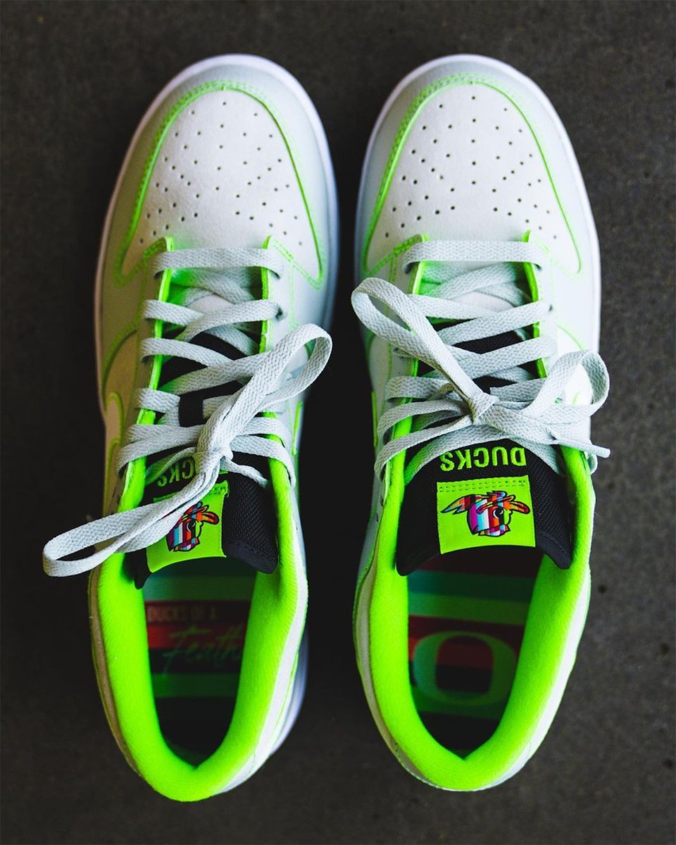 SneakerNews's tweet photo. The @goducks reveal another Nike Dunk Low "Oregon" 🦆 https://t.co/edpE0QzaPl