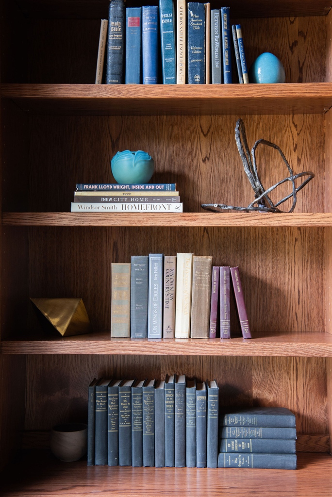 BethHaleyDesign's tweet photo. Every well constructed study space has an organized and cohesive bookshelf to pair with it. 
.
.
.
Design: @bethhaleydesign
Architect: @quirkpreston
Photos: @allisonelefantephoto
.
.
.
#bethhaleydesign #cohesivedesign #nashvilleoffice https://t.co/3FS7VDmKzI