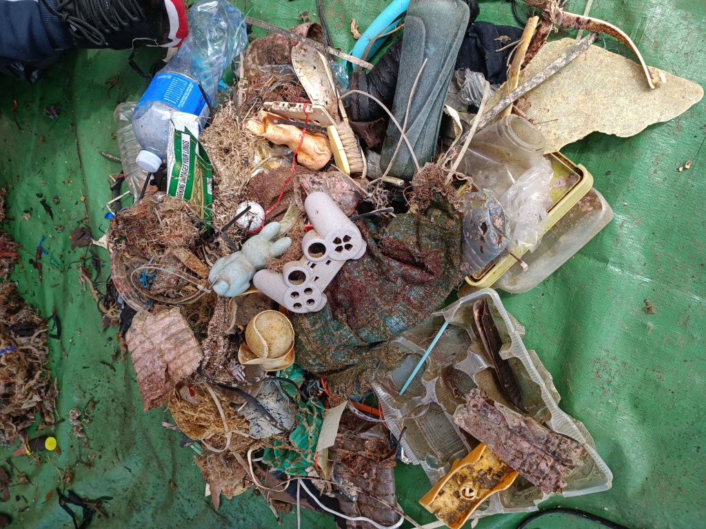 Our Plastic team organised a diving clean-up with the Diving Club in James Bay as part of Marine Awareness Week. #MAW2023 

In 2 hours, ~116.85 kg were collected! 😲

Volunteers, thank you. To join the monthly clean email maria.freitas@trust.org.sh 
#DiveAgainstDebris