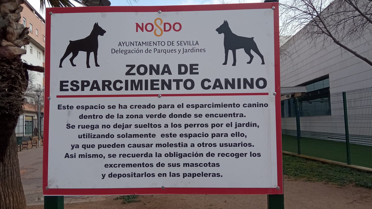 PapaYerman's tweet photo. Tremenda chapuza la del @Ayto_Sevilla en el Parque de la Rosaleda. Viviendas a 4 metros con ciudadanos aguantando ladridos desde las 8 de la mañana a las 11 de la noche y recinto "cerrado" con barrotes por los que se escapan los perros. Se han lucido pero bien https://t.co/EApBca1MFZ