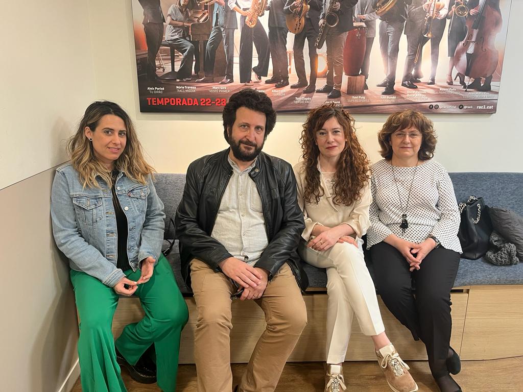 islandiarac1's tweet photo. Què passa quan se’t paralitza la cara i no saps per què. En parlem amb 4 persones a qui els hi ha passat: l’actriu i escriptora, @angelsbassas; la portaveu del Govern, @patriciaplaja; el periodista, @fbombi; i el doctor i president del @COMBarcelona, @jaumepadros. https://t.co/gJB5w0Dck0