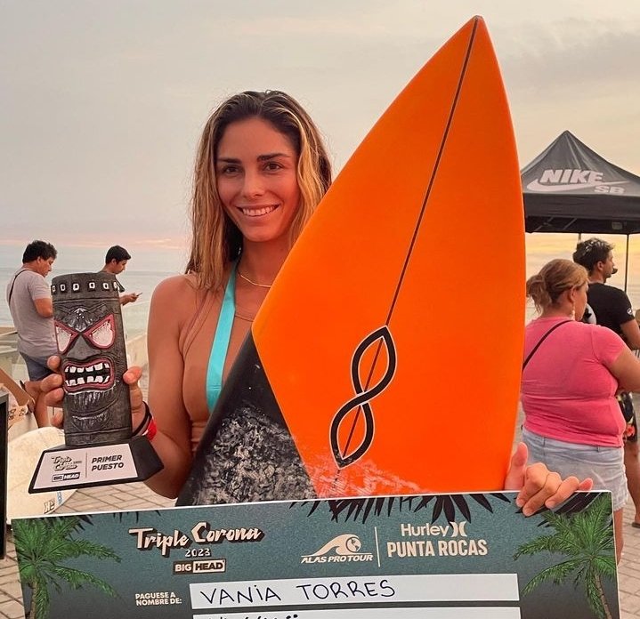 Vania Torres se coronó campeona en el Open Damas en ALAS de Punta Rocas, la surfista nacional terminó primera con 13 puntos ganando en la categoría Open de la Triple Corona, este campeonato es válido para el Tour Latinoamericano 2023. #VaniaTorres #ALASProTour #TripleCorona2023