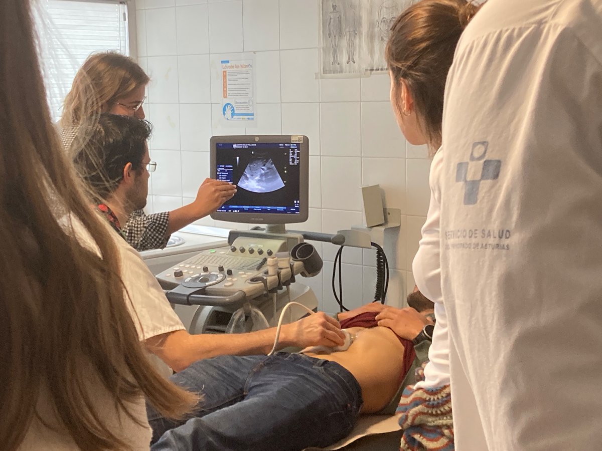 R4 de MFyC enseña ecografía al R1 de MFyC en Centro de Salud Pola de Siero, Asturias. El modelo es un Adjunto del Centro. Los demás alumnos son Adjuntos, Residentes y Estudiantes de 6º de medicina. 
Democratización del conocimiento médico.