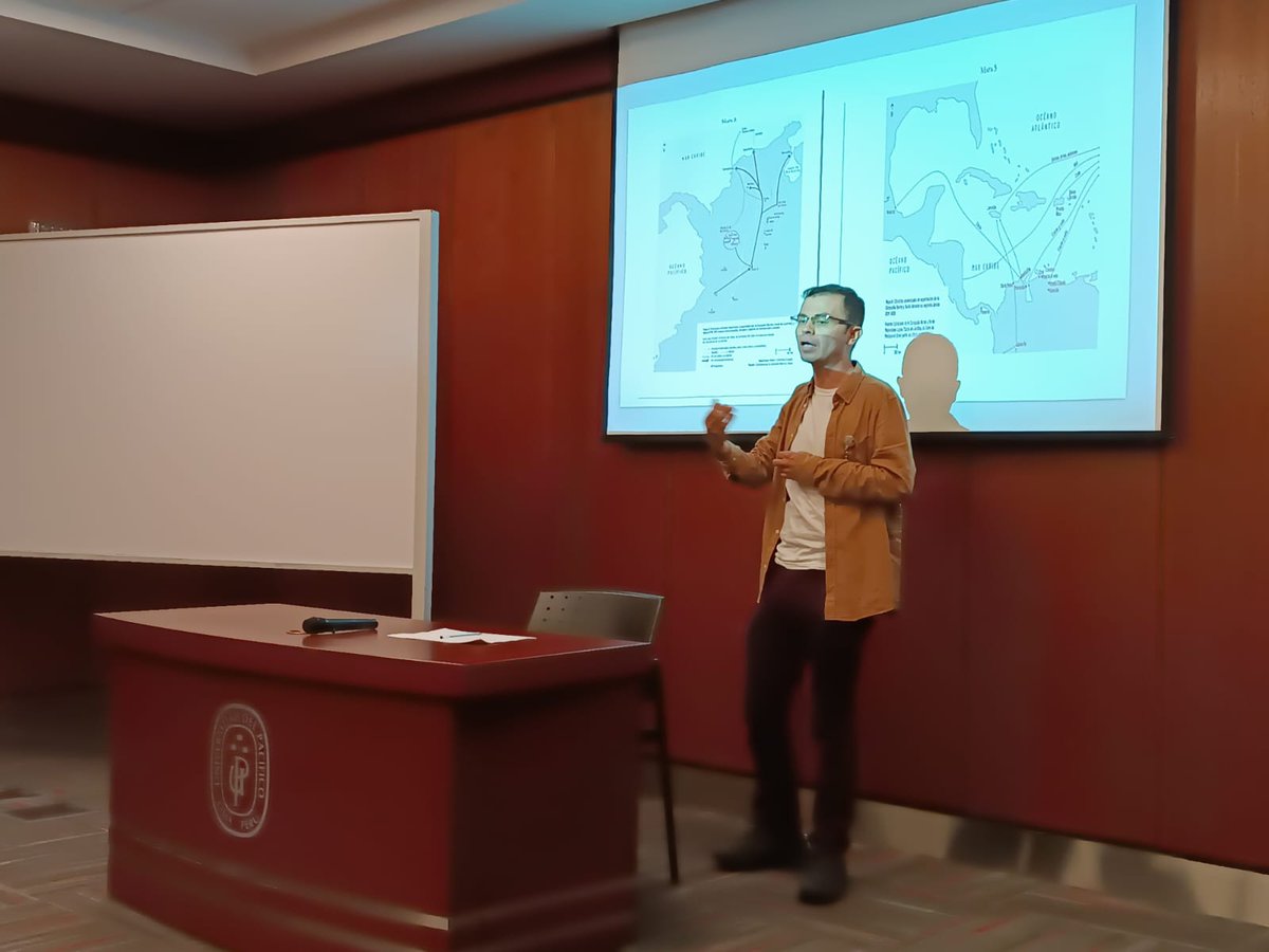 asocolhee's tweet photo. Ahora @JamesQuipile profesor @Uniandes y vocal #ACHEE presentando su libro sobre la Compañía Barrio y Sordo @UdelPacifico https://t.co/6k4YMAuS1g