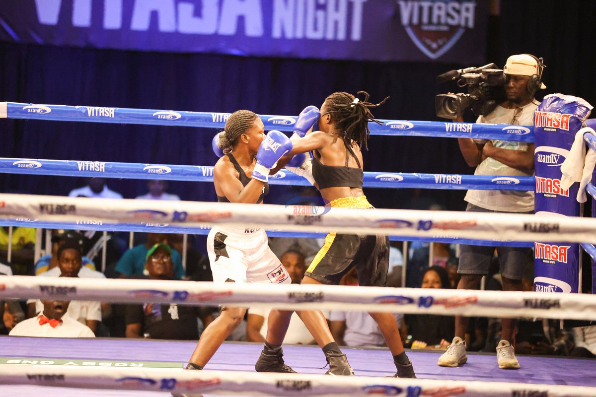 azamtvtz's tweet photo. QUEEN OF BOXING: Sasa ni Zawadi Kutaka dhidi ya Mphatso Metaudzu kwenye pambano la tano usiku huu.
Tuko LIVE #AzamSports3HD
#VitasaNight #UsikuWaVitasa #QueenOfBoxing #WomenCrushWednesday #StumaiMukiVsChimwemweBanda #UbungoPlaza https://t.co/E4VI6cZzuU