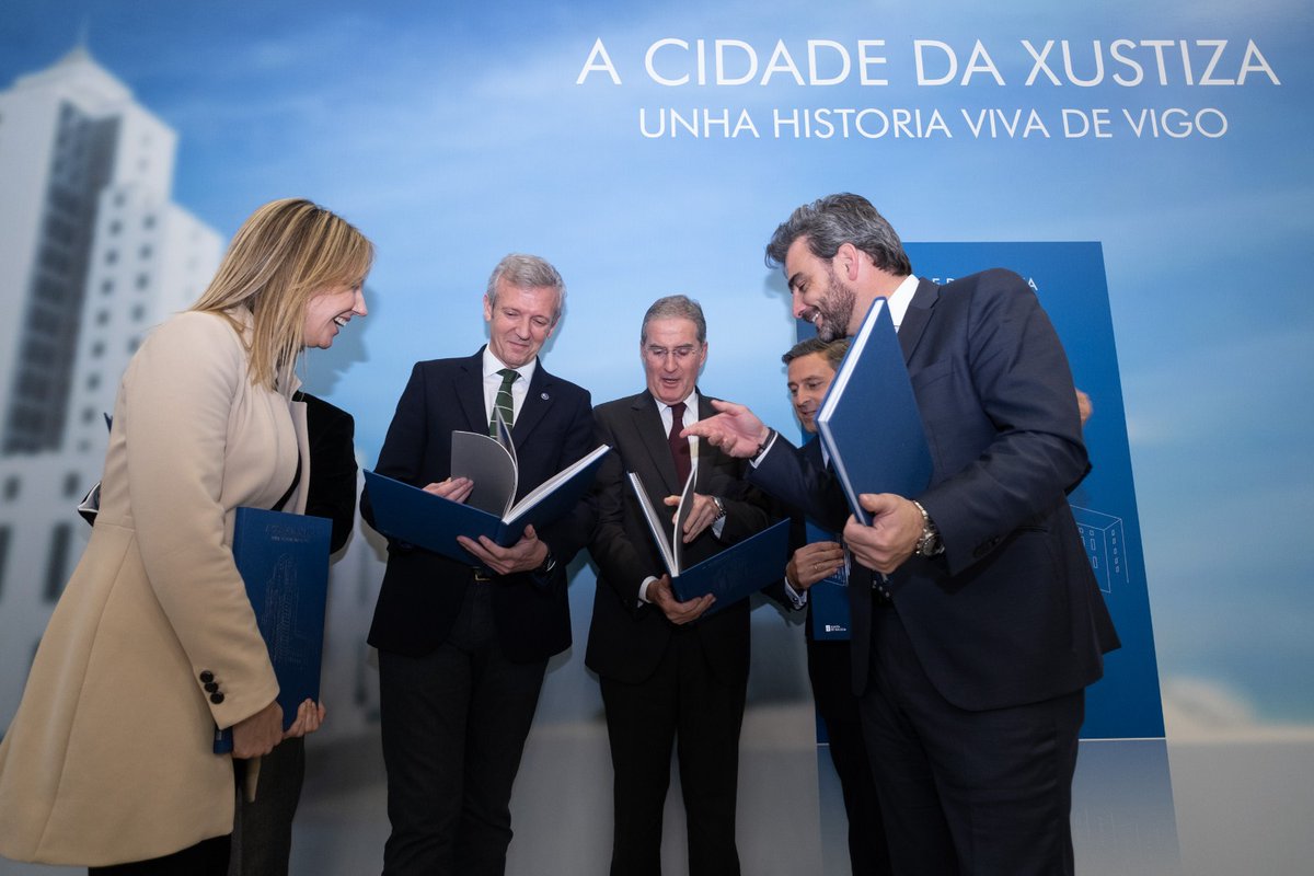martaftapias's tweet photo. Buena parte de los vigueses tenemos un recuerdo asociado al Pirulí. Primero como Xeral, ahora como Cidade da Xustiza. 

Un libro que hemos presentado hoy recopila muchos de ellos. El título es un acierto: es historia viva de Vigo 😍 https://t.co/FpPQ0KM8yF