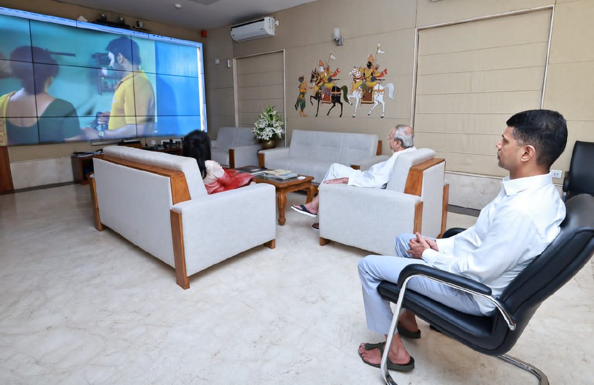 AdarshKRout's tweet photo. CM watching special screening of movie Zwigato at Naveen Niwas. Director of the movie @nanditadas and 5T secretary V K Pandian were present there
#Zwigato #KapilSharma https://t.co/gvPdR2oNWB