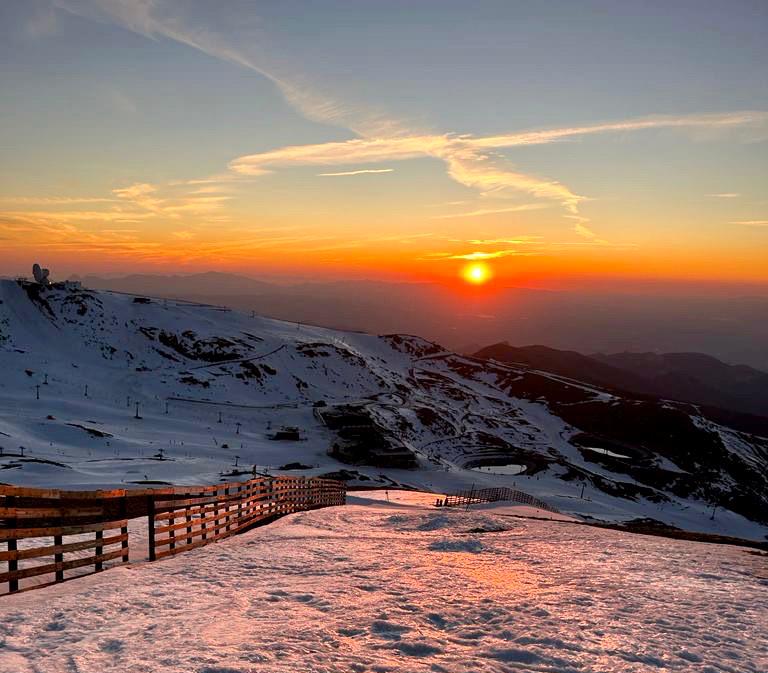 #compartetuatardecer
Lo de #SierraNevada es un espectáculo diario con cada puesta de sol en #primavera. !In Love!❤️😍🥰

#naturaleza #nieve #atardecer #montaña #meteo